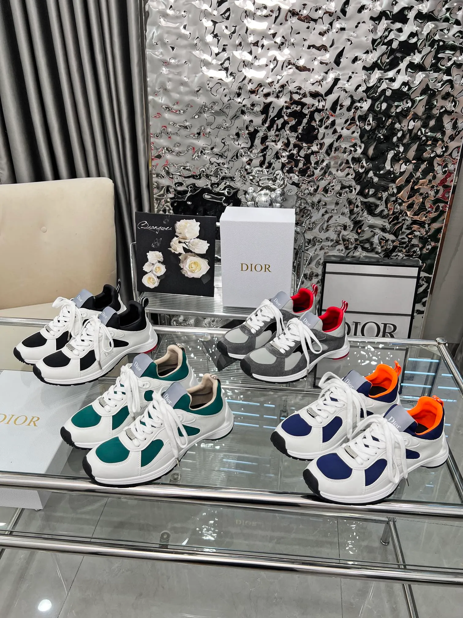 Men's shoes 💰540 Dior, the latest Star series on the show, this Dior Star dad sneaker is a new product for the fall of 2025, enriching the classic series with fashionable retro style. Carefully crafted, these Dad Shoes style shoes can be paired with casual looks all year round and follow the trend of the retro market. The Dior logo on the tongue also indicates that this pair of shoes is the B30 model! B30 uses fine-textured leather and mesh cloth materials to form a shoe body. There are conspicuous letters CD on both sides of the shoe body to indicate identity. The multiple lines on the shoe body outline the details, making the shoes look less monotonous and full of retro three-dimensionality! Code number: 40-46 Color: four colors